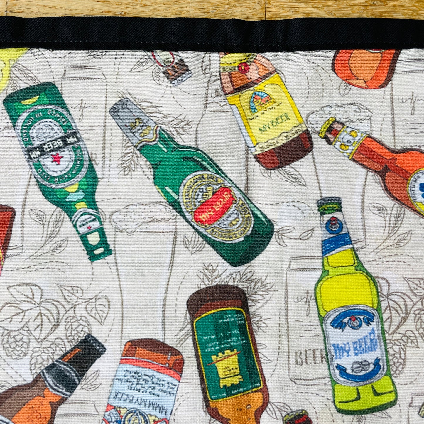 Bier Schürze | Handgefertigte Grillschürze mit Bier-Flaschen-Motiv | Kochschürze aus Stoff | 93x55cm | Originelle Geschenkidee für Grillfans