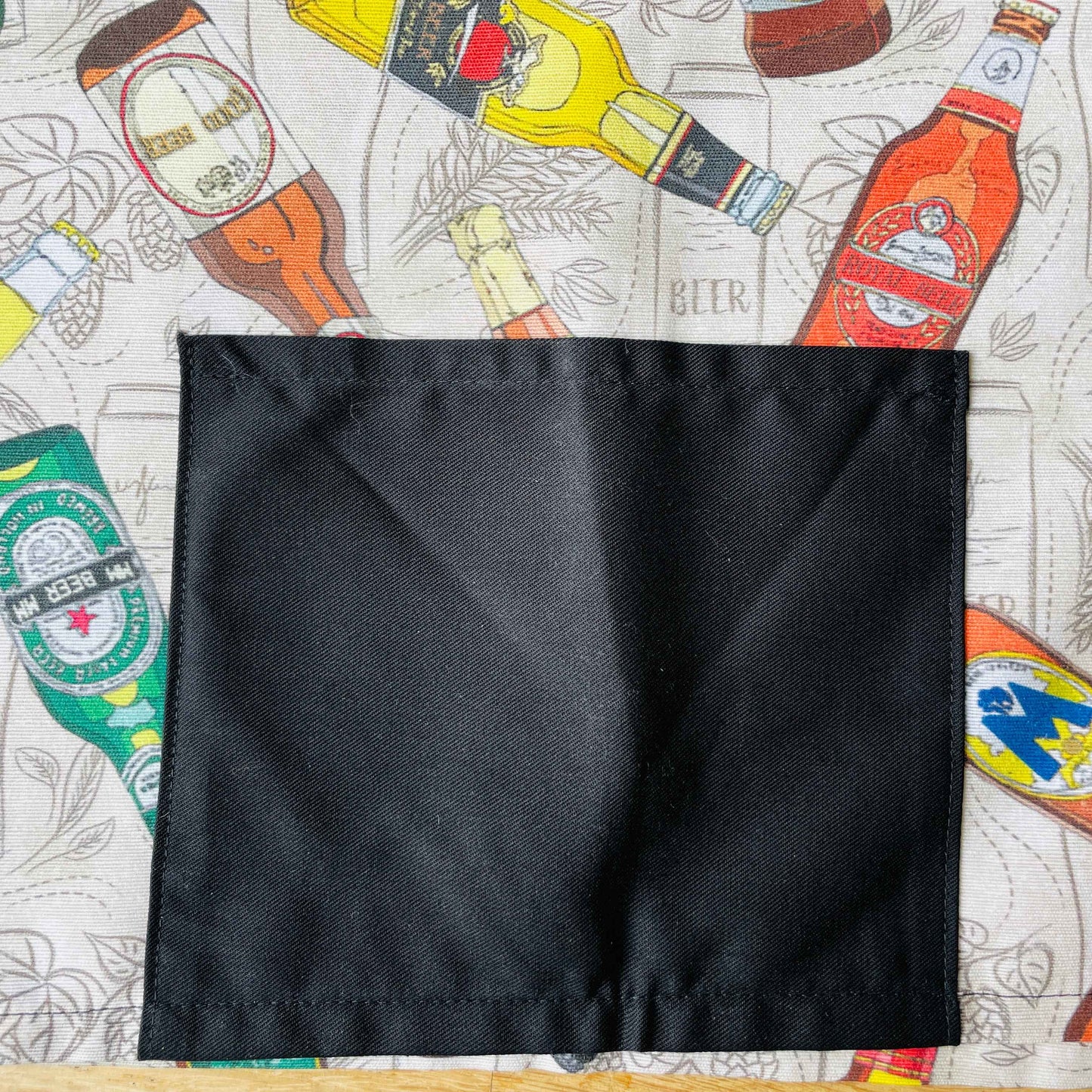Bier Schürze | Grillschürze mit Bier-Motiv | Kochschürze mit Bier-Flaschen-Design | Vorbinder Schürze aus Stoff | Handgefertigt | 93x55cm