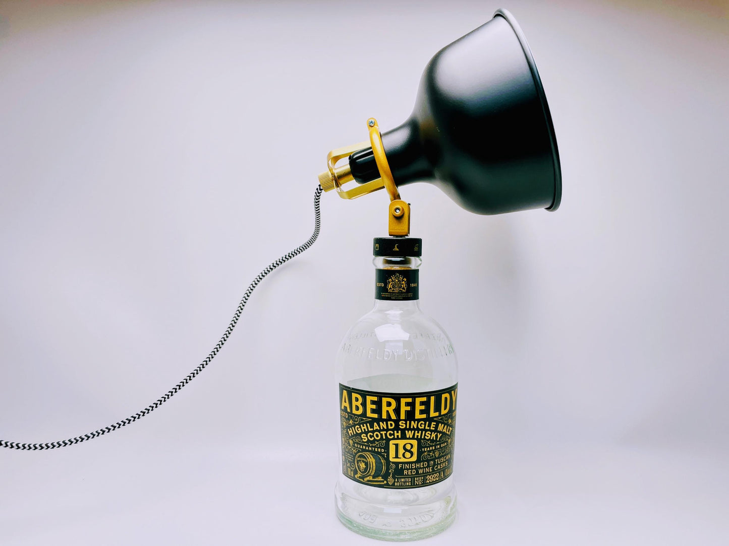 Aberfeldy Whisky Lampe | Handgemachte Upcycling Tischlampe aus Aberfeldy Whiskey | Einzigartige Geschenkidee | Deko-Licht | Schottland