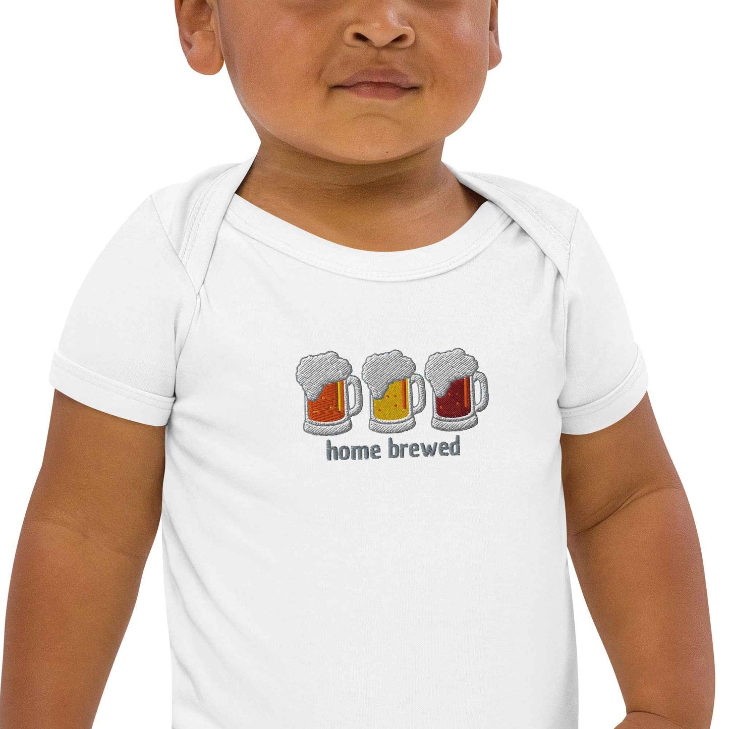 Baby Body mit Stick „home brewed“ – Bio Baumwolle – Witziges Geschenk für Bierpapas