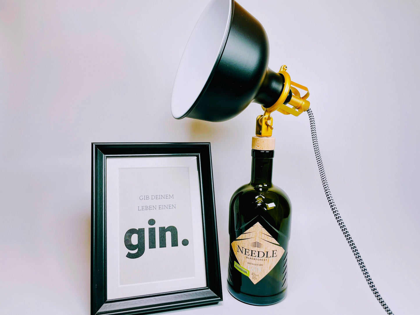Needle Gin Vintage-Lampe | Handgemachte nachhaltige Tischlampe aus Needle Gin | Einzigartige Geschenkidee | Deko-Licht | Upcycling Leuchte