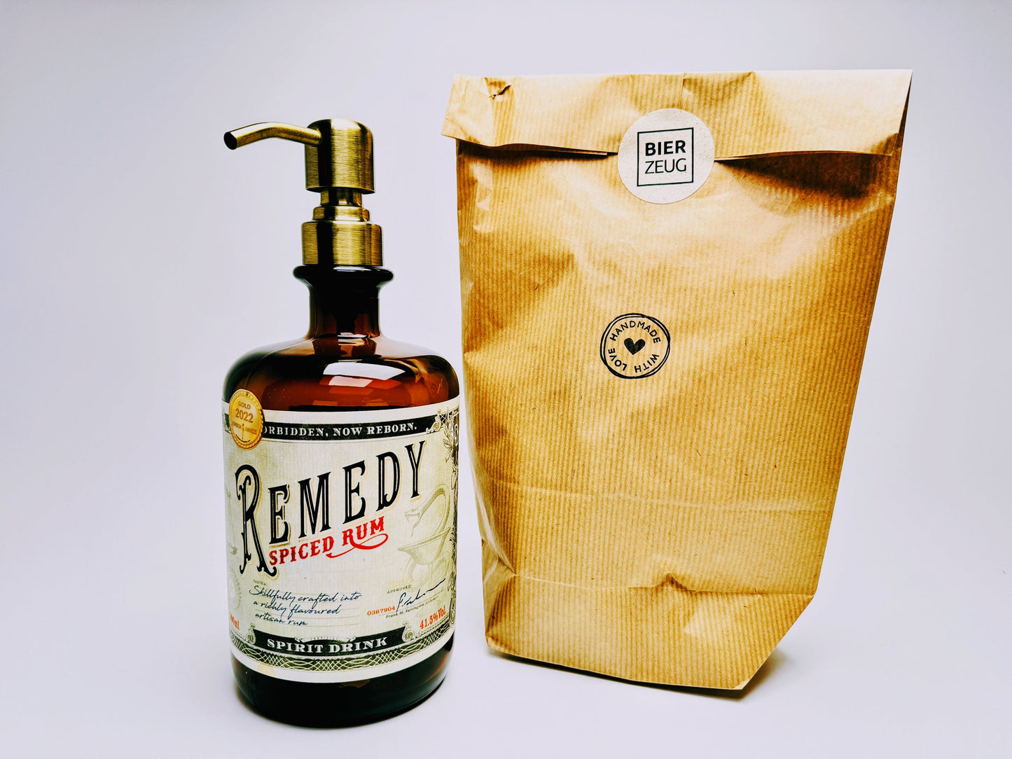 Rum Seifenspender "Remedy Refresh" | Upcycling Pumpspender aus Remedy Rum Flasche | Nachfüllbar | Deko Bad | Karibik Geschenk | 700ml