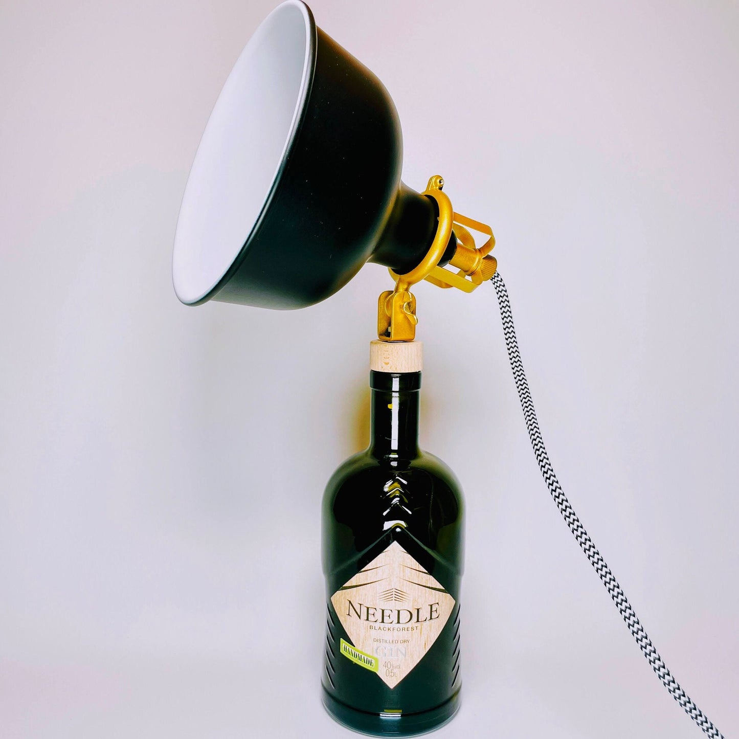 Needle Gin Vintage-Lampe | Handgemachte nachhaltige Tischlampe aus Needle Gin | Einzigartige Geschenkidee | Deko-Licht | Upcycling Leuchte