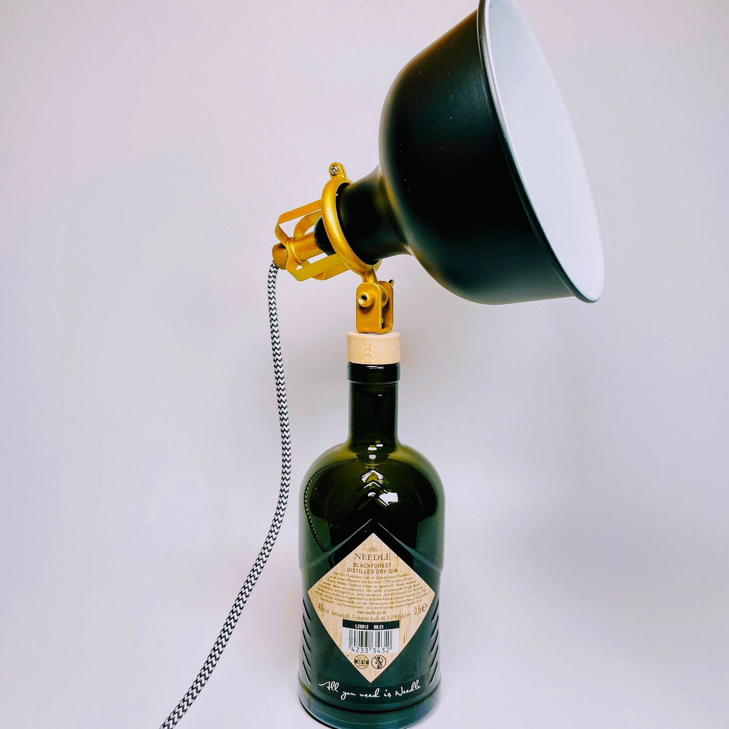 Needle Gin Vintage-Lampe | Handgemachte nachhaltige Tischlampe aus Needle Gin | Einzigartige Geschenkidee | Deko-Licht | Upcycling Leuchte