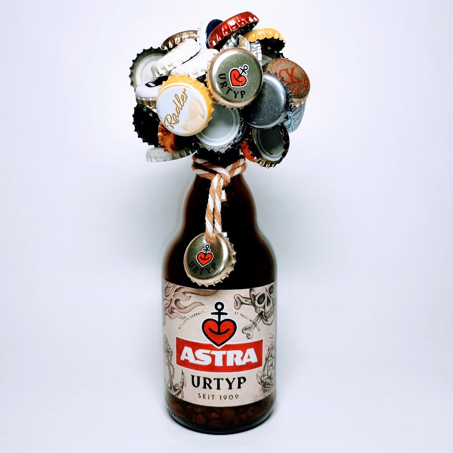 Astra KraftBIERbaum | Magnetischer Kronkorken-Sammler im Hamburg-Style | Upcycling Astra Flasche | Perfekt für Partys | Hält 60+ Kronkorken