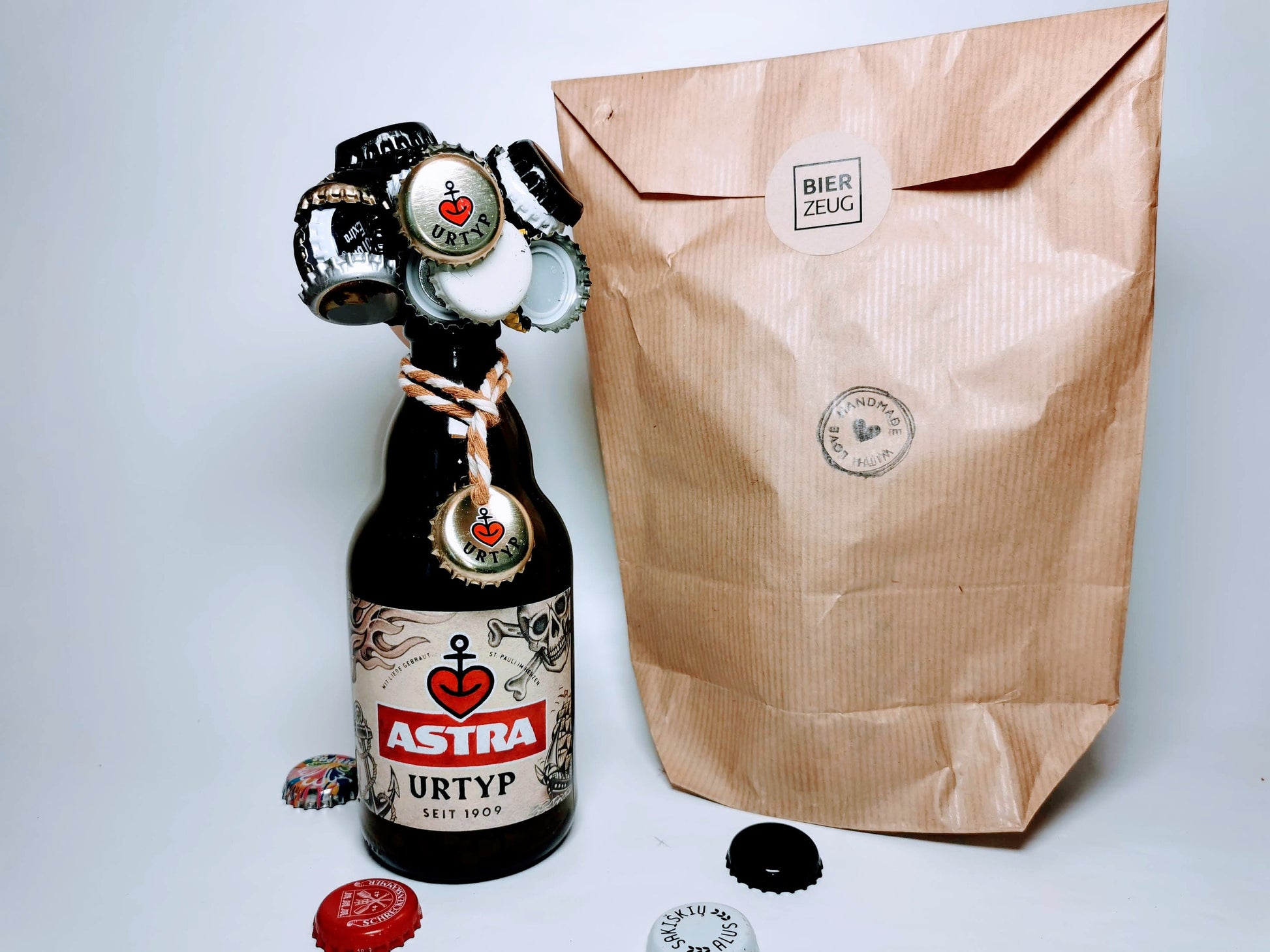 Astra KraftBIERbaum | Magnetischer Kronkorken-Sammler im Hamburg-Style | Upcycling Astra Flasche | Perfekt für Partys | Hält 60+ Kronkorken