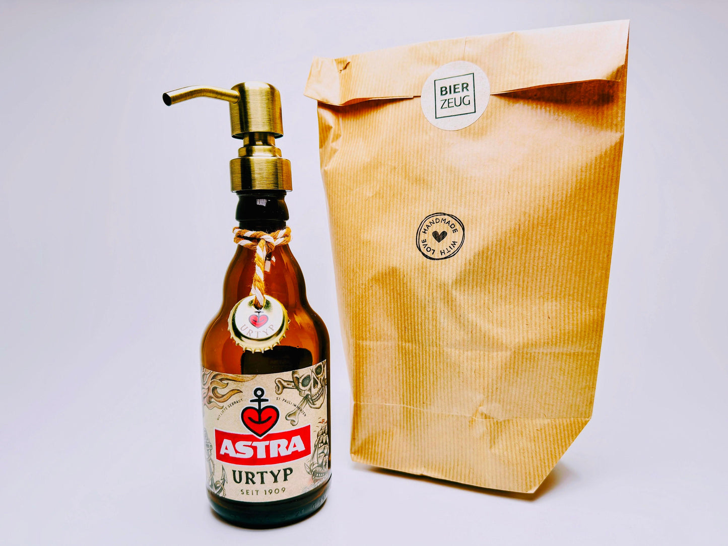 Astra-Seifenspender ”Kiezbrise” | Handgemacht aus Astra Bierflaschen | Nachfüllbar & Nachhaltig | Hamburg Fan Geschenk | Upcycling Deko Bad