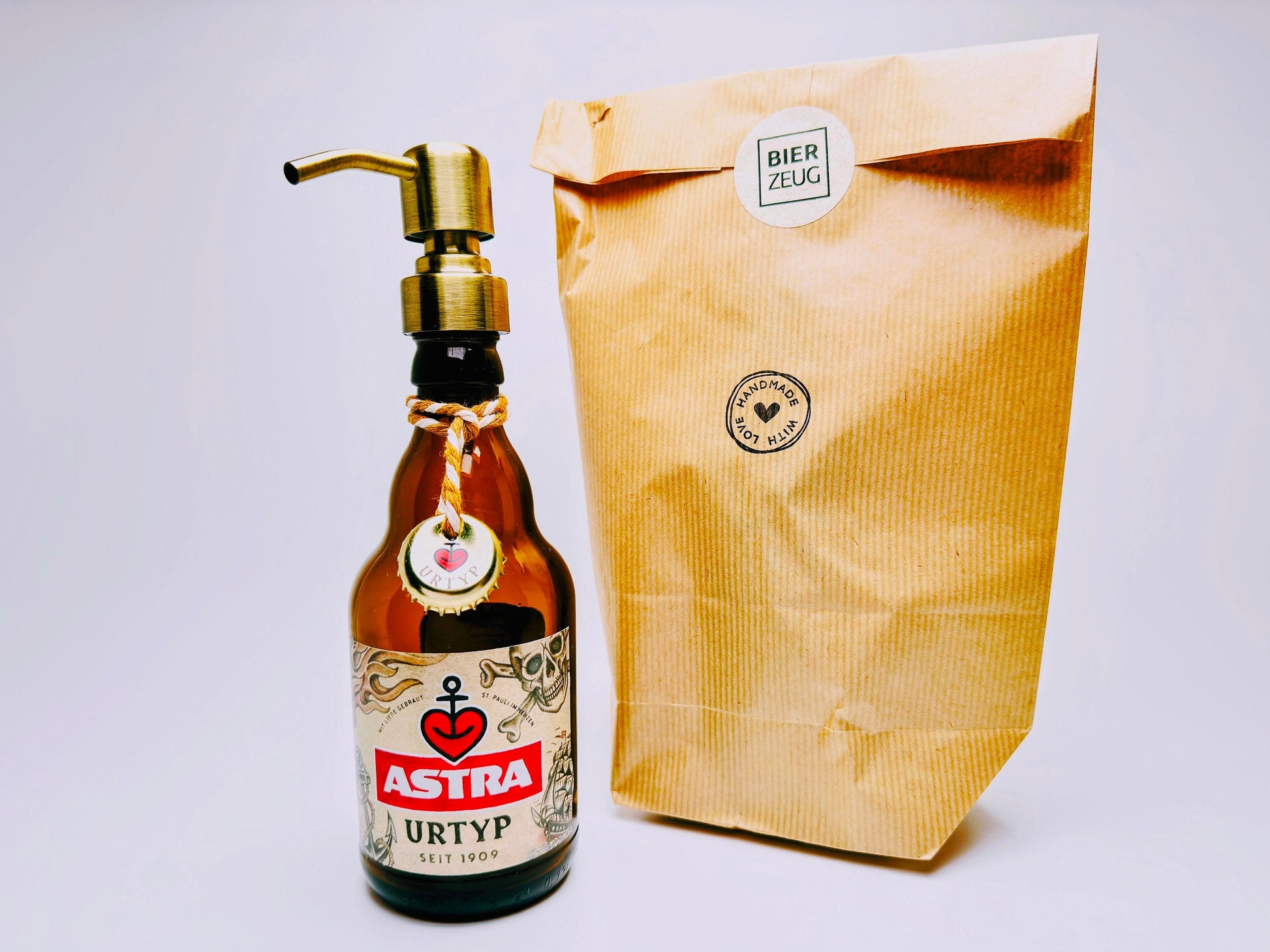 Astra-Seifenspender ”Kiezbrise” | Handgemacht aus Astra Bierflaschen | Nachfüllbar & Nachhaltig | Hamburg Fan Geschenk | Upcycling Deko Bad