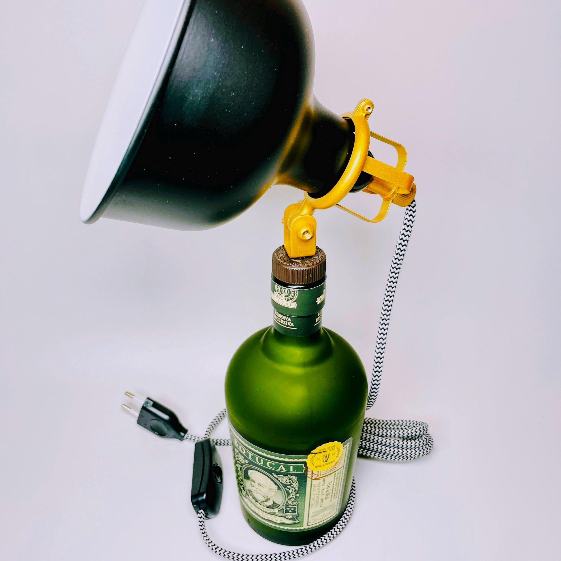 Botucal Rum Lampe | Handgemachte Upcycling Tischlampe aus Botucal Rum Flasche | Einzigartige Geschenkidee | Deko