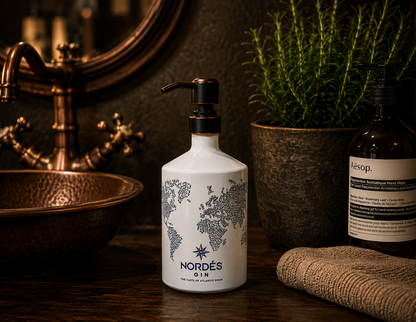 Gin soap dispenser "Nordes" | Upcycling pump dispenser from Nordes gin bottle | Refillable with soap, dishwashing liquid | Bathroom decoration | Gift Spain