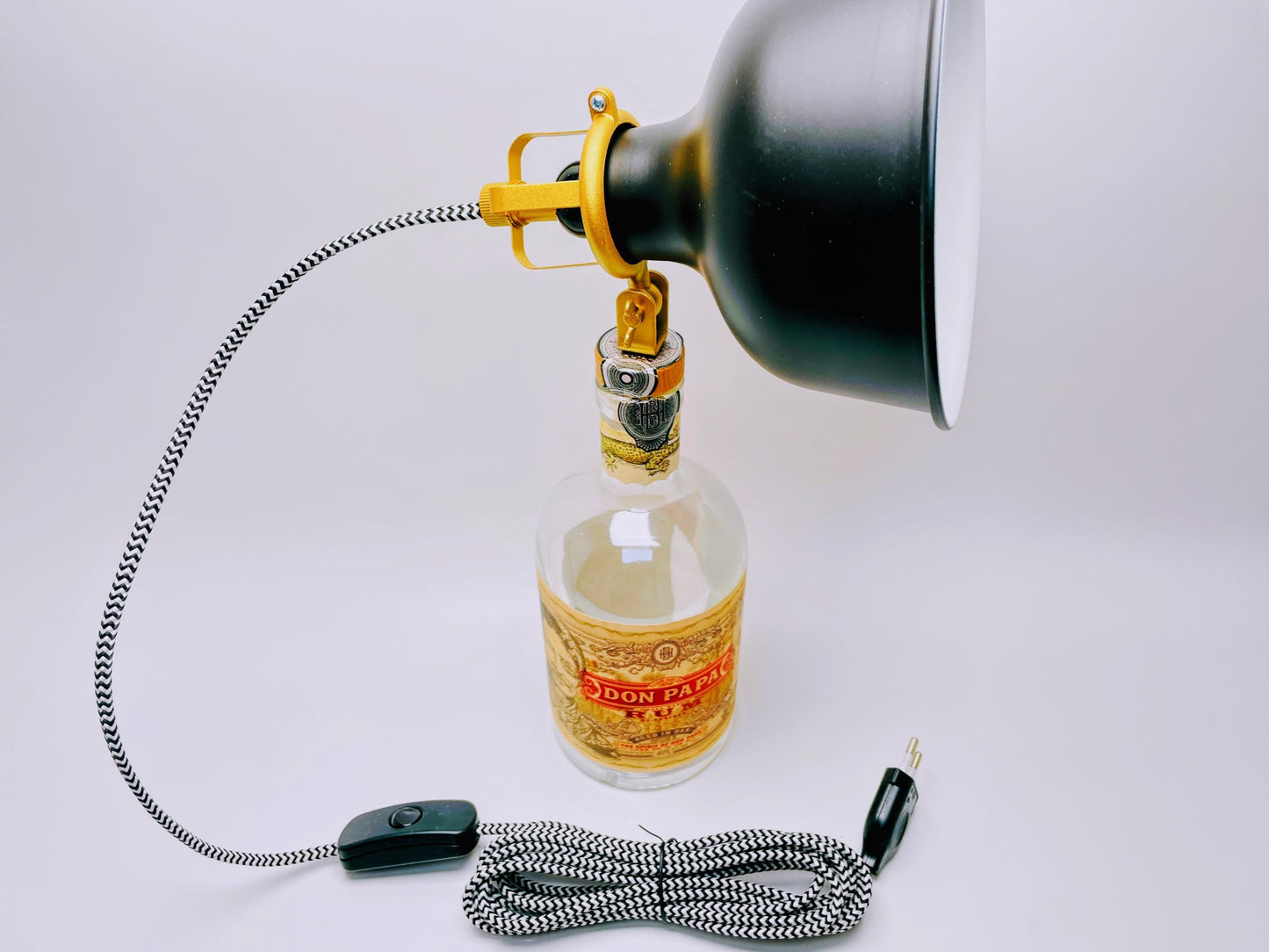 Don Papa Rum Lampe | Handgemachte Upcycling Tischlampe aus Don Papa Rum Flasche | Einzigartige Geschenkidee | Deko