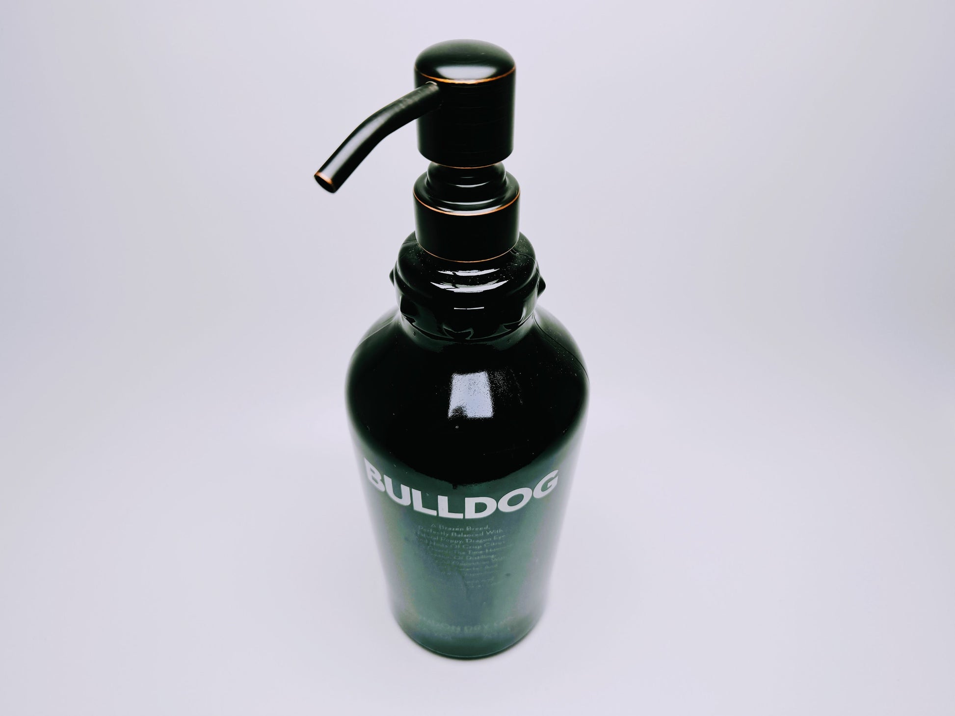 Gin-Seifenspender “Bulldog Brilliance“ | Upcycling Pumpspender aus Bulldog Gin-Flasche | Nachfüllbar mit Seife | Bad Deko Geschenk England