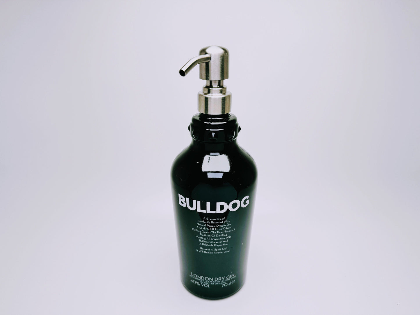 Gin-Seifenspender “Bulldog Brilliance“ | Upcycling Pumpspender aus Bulldog Gin-Flasche | Nachfüllbar mit Seife | Bad Deko Geschenk England