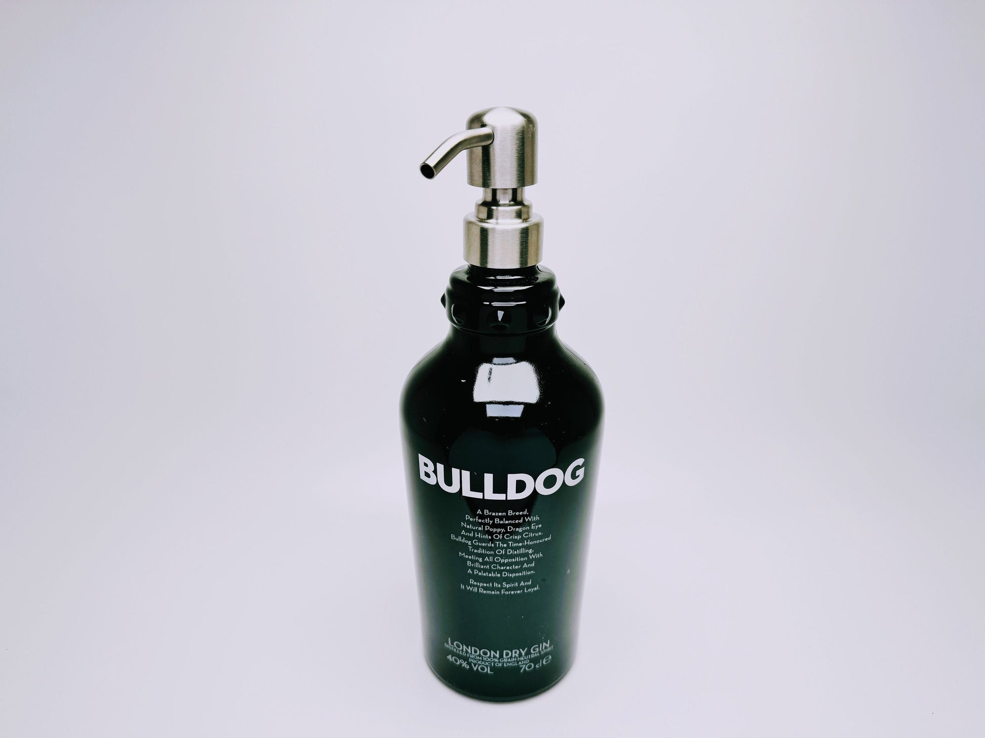 Gin-Seifenspender “Bulldog Brilliance“ | Upcycling Pumpspender aus Bulldog Gin-Flasche | Nachfüllbar mit Seife | Bad Deko Geschenk England
