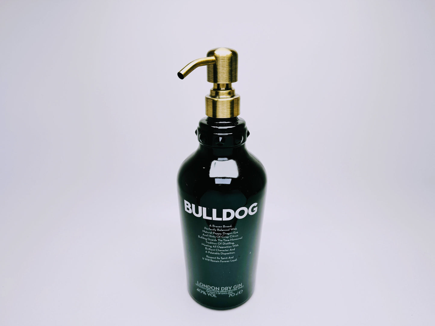 Gin-Seifenspender “Bulldog Brilliance“ | Upcycling Pumpspender aus Bulldog Gin-Flasche | Nachfüllbar mit Seife | Bad Deko Geschenk England