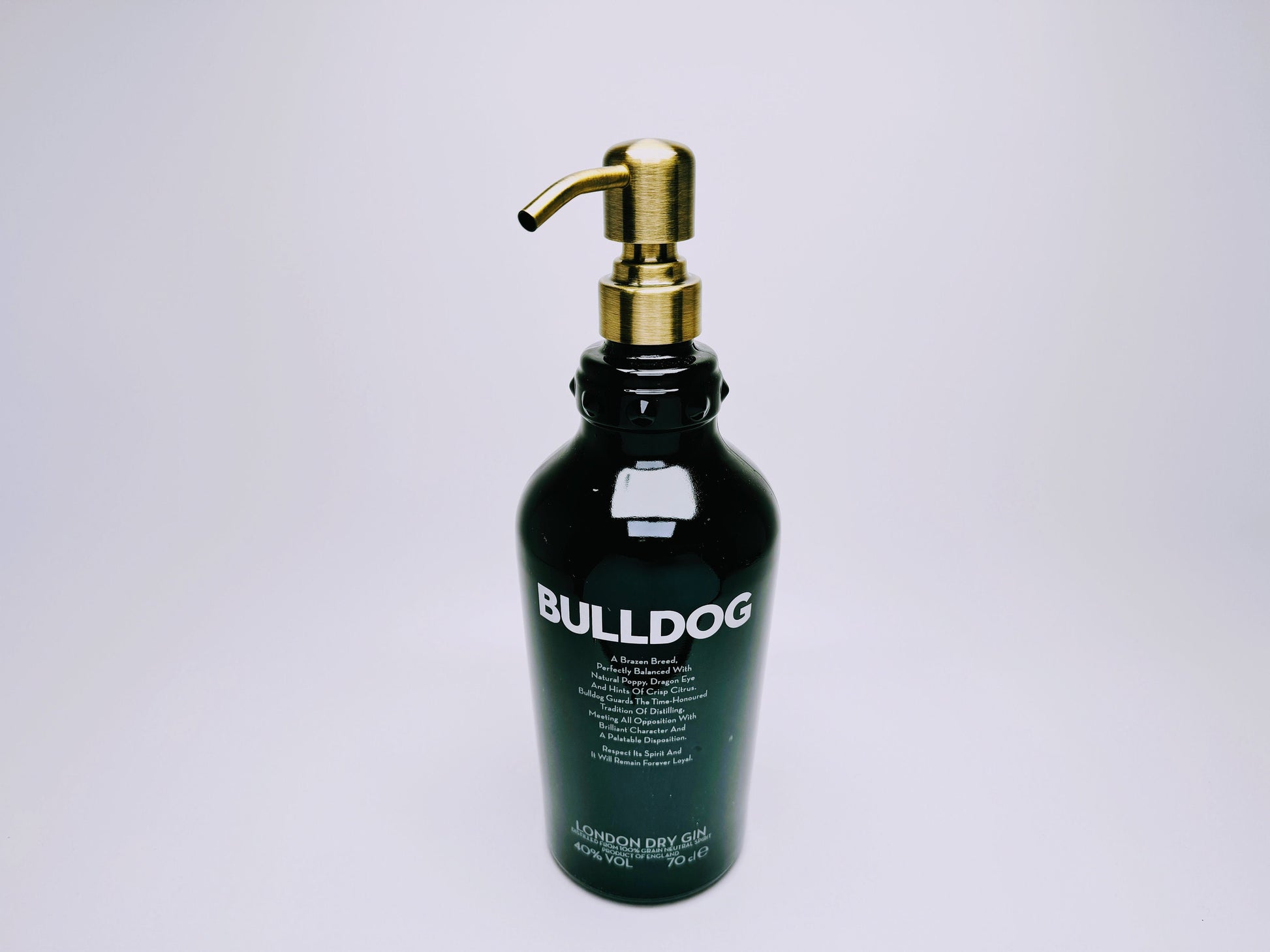 Gin-Seifenspender “Bulldog Brilliance“ | Upcycling Pumpspender aus Bulldog Gin-Flasche | Nachfüllbar mit Seife | Bad Deko Geschenk England