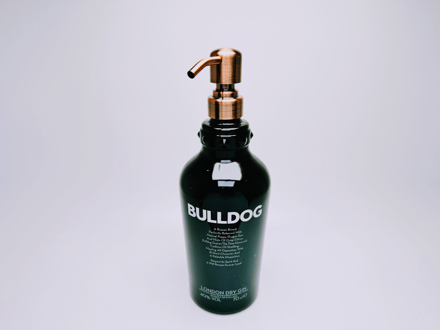 Gin-Seifenspender “Bulldog Brilliance“ | Upcycling Pumpspender aus Bulldog Gin-Flasche | Nachfüllbar mit Seife | Bad Deko Geschenk England