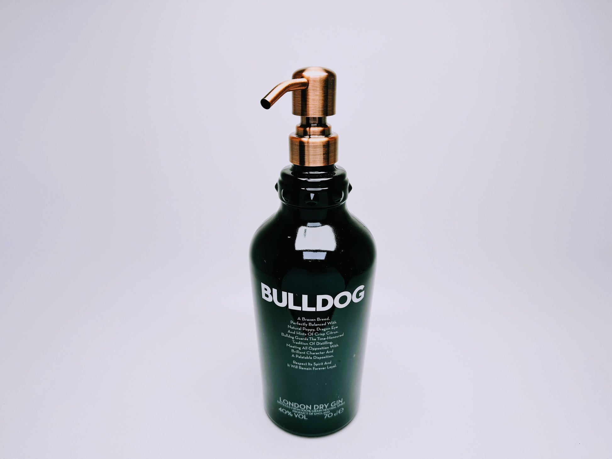 Gin-Seifenspender “Bulldog Brilliance“ | Upcycling Pumpspender aus Bulldog Gin-Flasche | Nachfüllbar mit Seife | Bad Deko Geschenk England