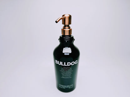 Gin-Seifenspender “Bulldog Brilliance“ | Upcycling Pumpspender aus Bulldog Gin-Flasche | Nachfüllbar mit Seife | Bad Deko Geschenk England