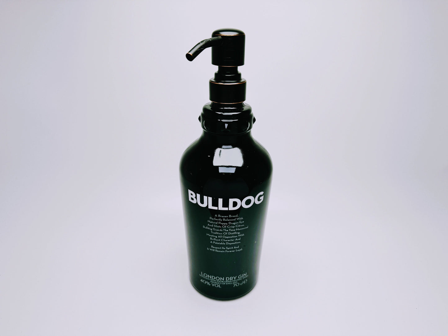 Gin-Seifenspender “Bulldog Brilliance“ | Upcycling Pumpspender aus Bulldog Gin-Flasche | Nachfüllbar mit Seife | Bad Deko Geschenk England