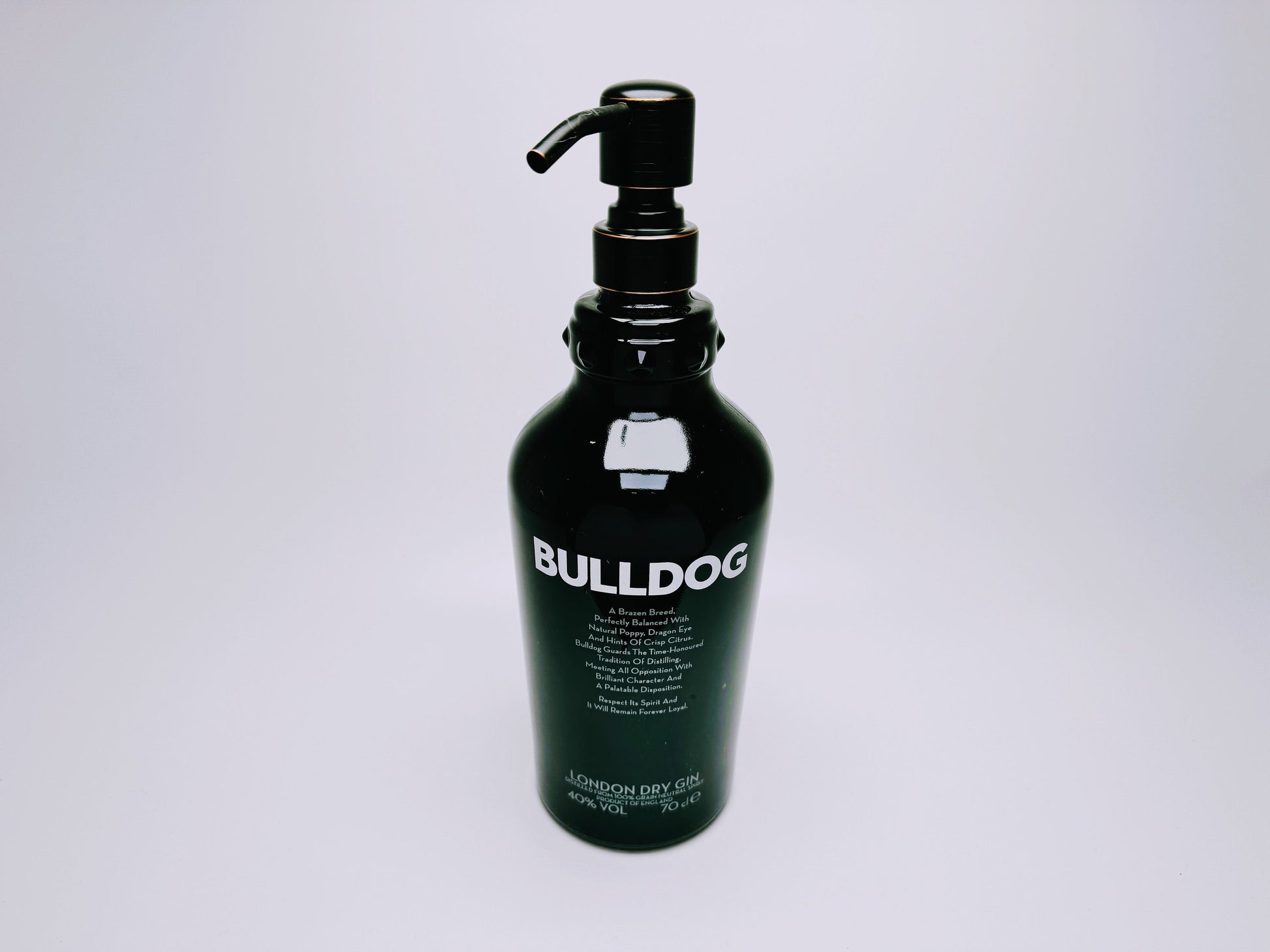 Gin-Seifenspender “Bulldog Brilliance“ | Upcycling Pumpspender aus Bulldog Gin-Flasche | Nachfüllbar mit Seife | Bad Deko Geschenk England