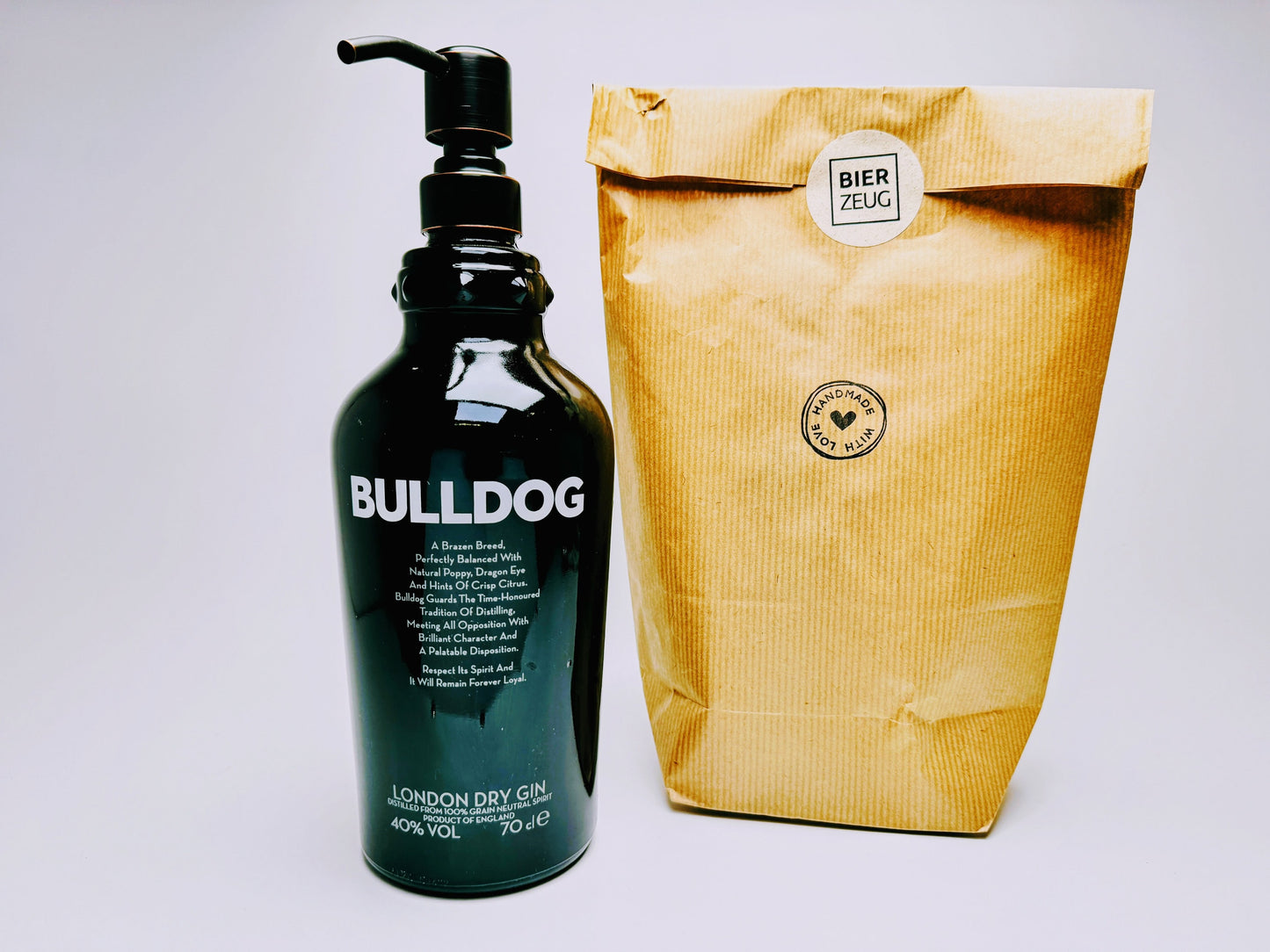 Gin-Seifenspender “Bulldog Brilliance“ | Upcycling Pumpspender aus Bulldog Gin-Flasche | Nachfüllbar mit Seife | Bad Deko Geschenk England