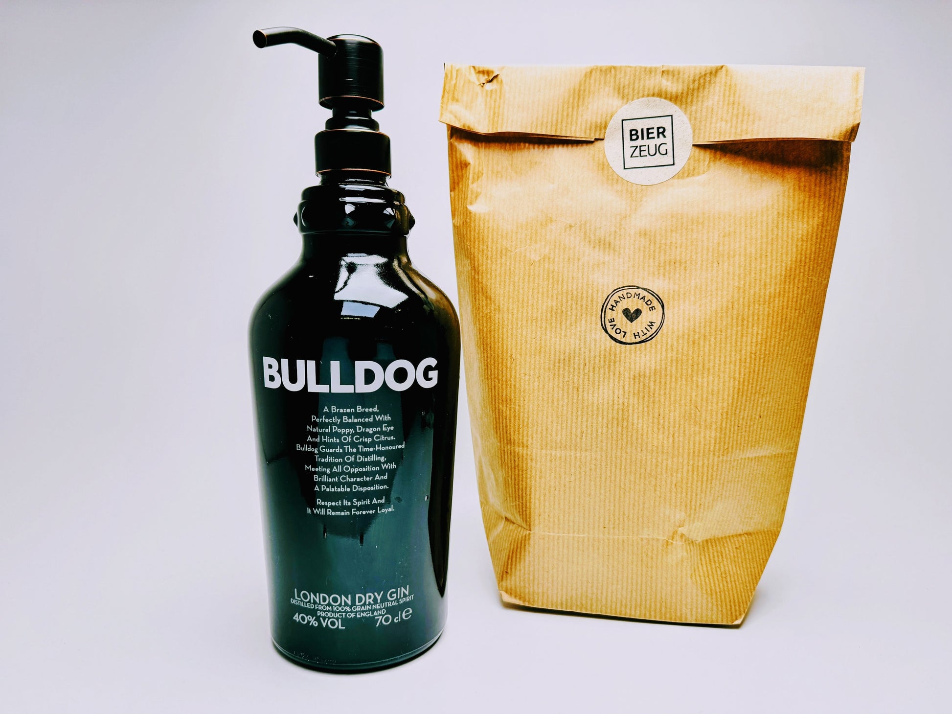 Gin-Seifenspender “Bulldog Brilliance“ | Upcycling Pumpspender aus Bulldog Gin-Flasche | Nachfüllbar mit Seife | Bad Deko Geschenk England
