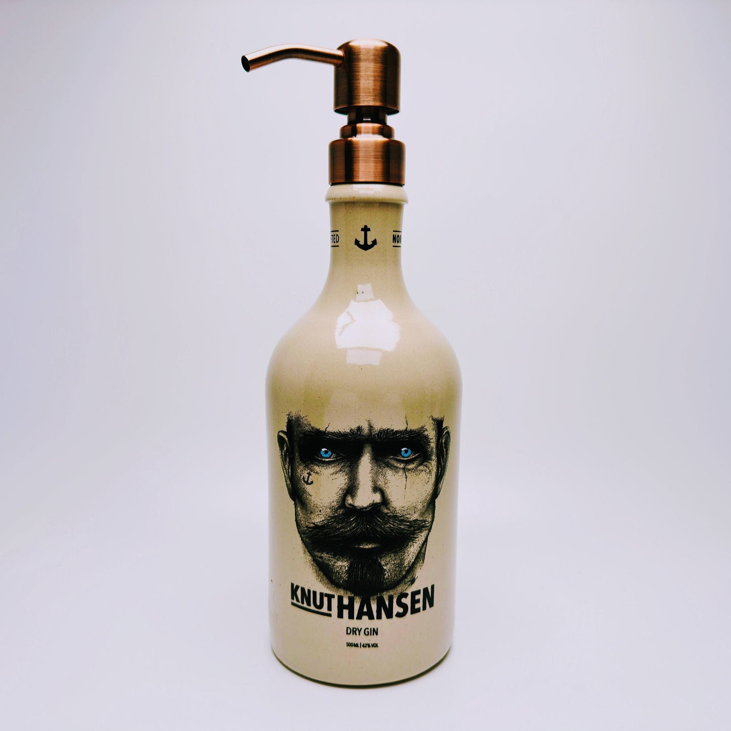 Gin-Seifenspender “Knut“ | Upcycling Pumpspender aus Original Knut Hansen Gin-Flasche | Nachfüllbar mit Seife | Bad-Deko | Geschenk Hamburg
