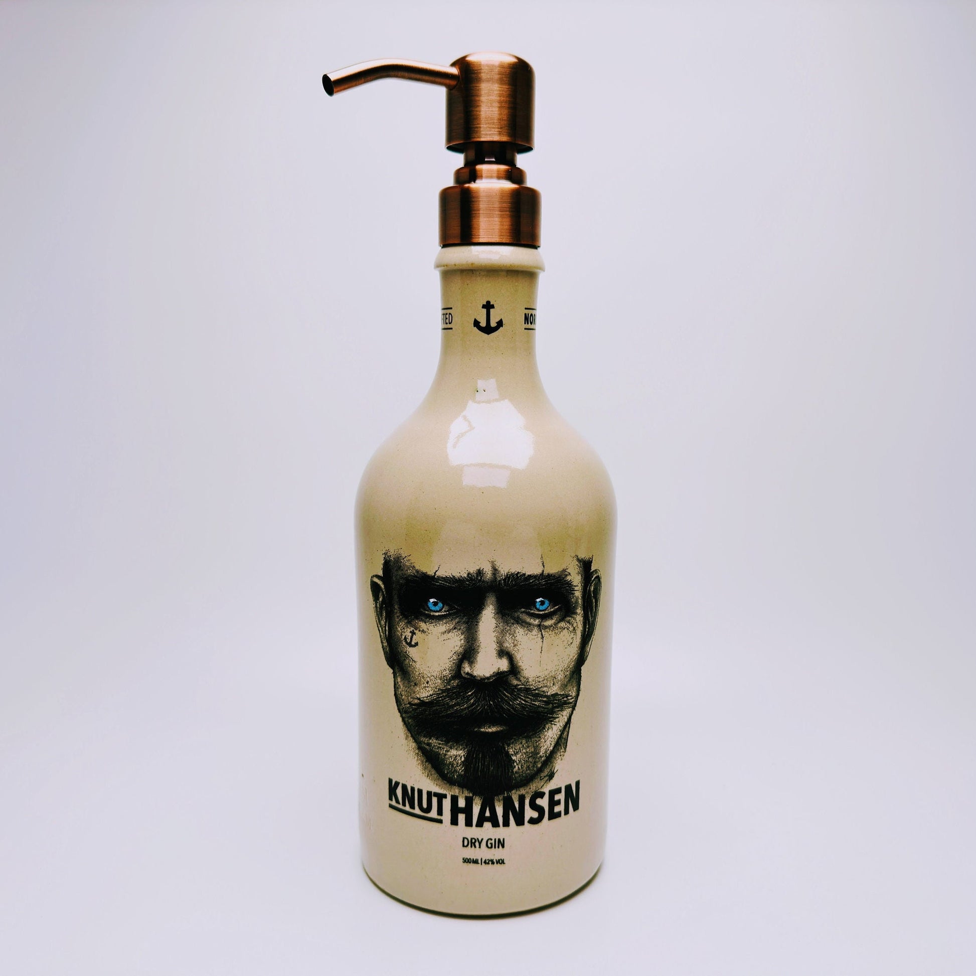 Gin-Seifenspender “Knut“ | Upcycling Pumpspender aus Original Knut Hansen Gin-Flasche | Nachfüllbar mit Seife | Bad-Deko | Geschenk Hamburg