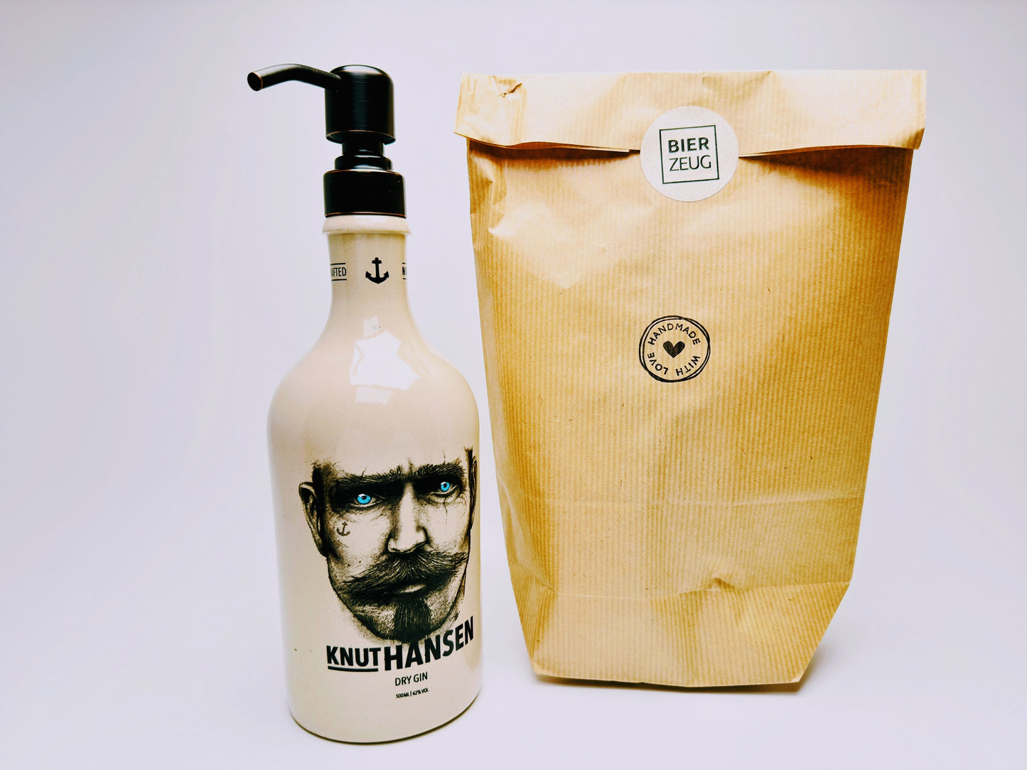 Gin-Seifenspender “Knut“ | Upcycling Pumpspender aus Original Knut Hansen Gin-Flasche | Nachfüllbar mit Seife | Bad-Deko | Geschenk Hamburg