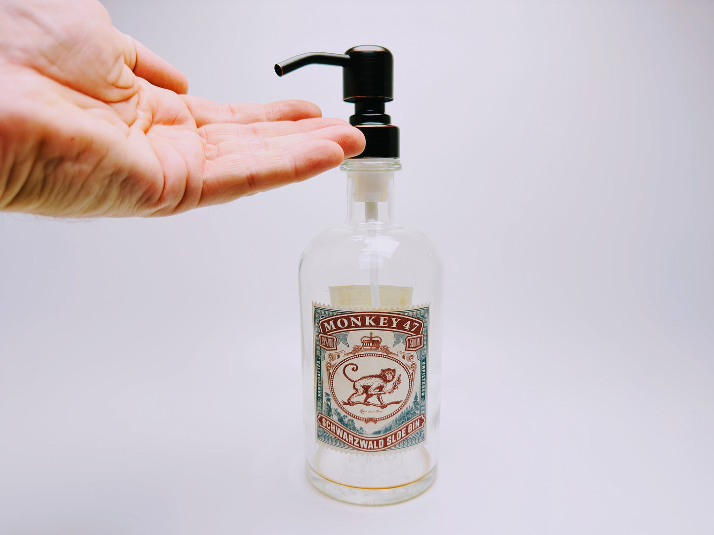 Gin-Seifenspender “Monkey 47“ | Upcycling Pumpspender aus Monkey47 Gin Flasche | Nachfüllbar mit Seife | Bad Deko | Geschenk Schwarzwald