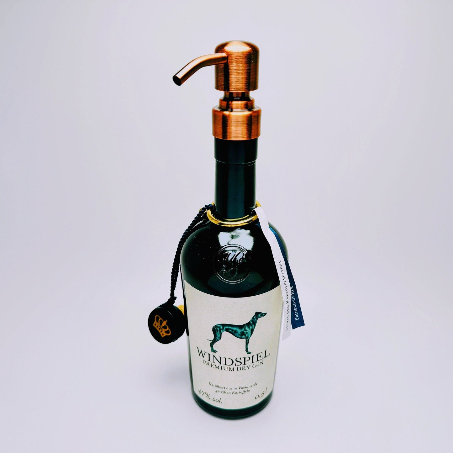 Gin-Seifenspender “Windspiel“ | Upcycling Pumpspender aus Windspiel Gin Flasche | Nachfüllbar mit Seife | Bad Deko | Geschenk Windhund Eifel