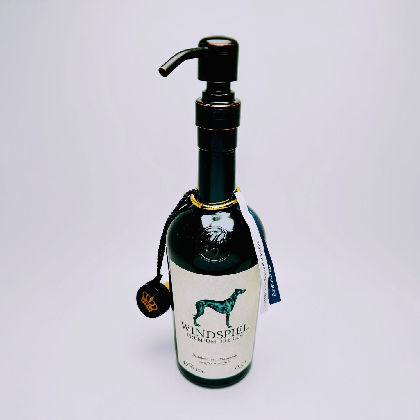 Gin-Seifenspender “Windspiel“ | Upcycling Pumpspender aus Windspiel Gin Flasche | Nachfüllbar mit Seife | Bad Deko | Geschenk Windhund Eifel