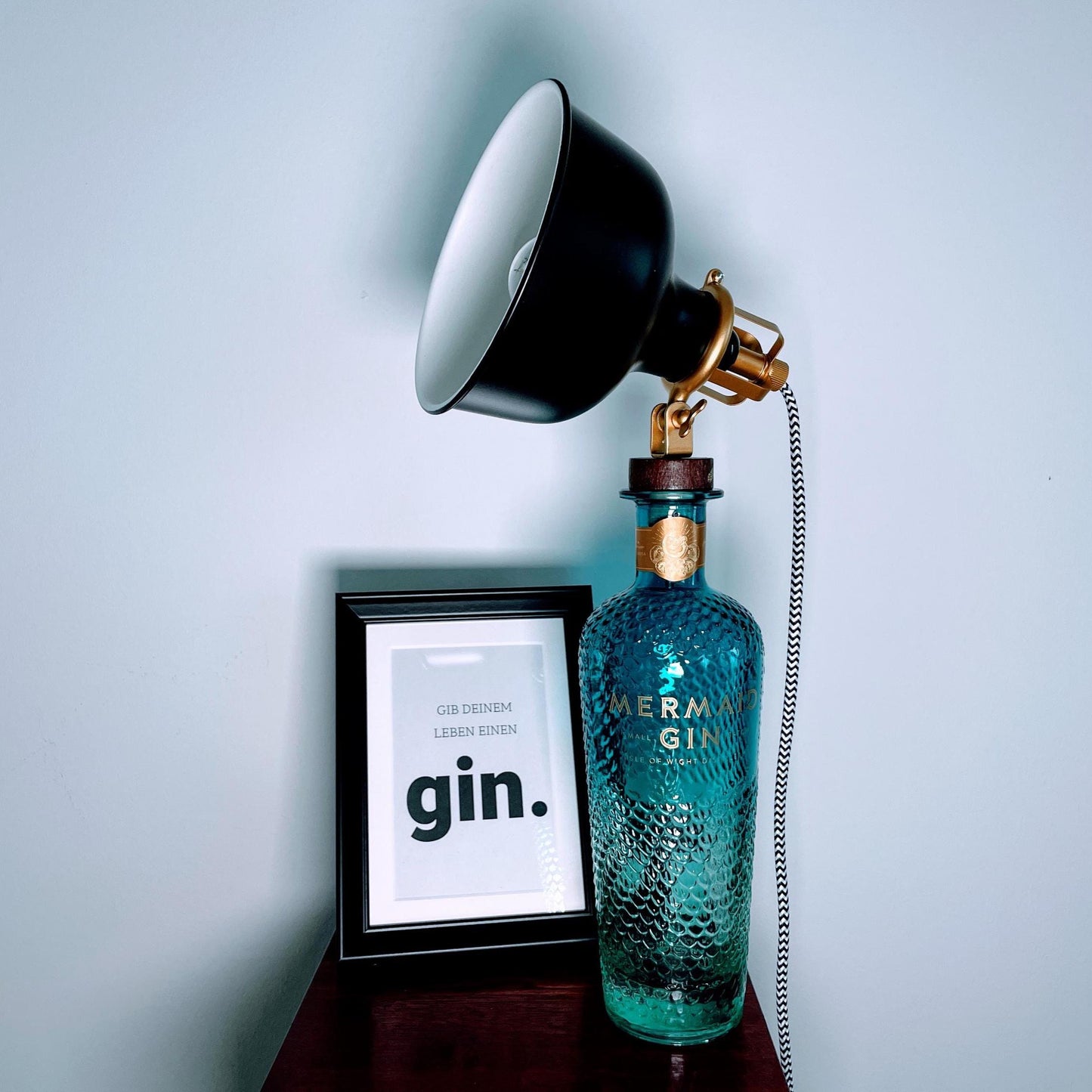 Gin Tischlampe aus echter Ginflasche – Handgemachte Design Lampe im Industrial Look – Upcycling Deko Lampe – Geschenkidee für Gin Liebhaber