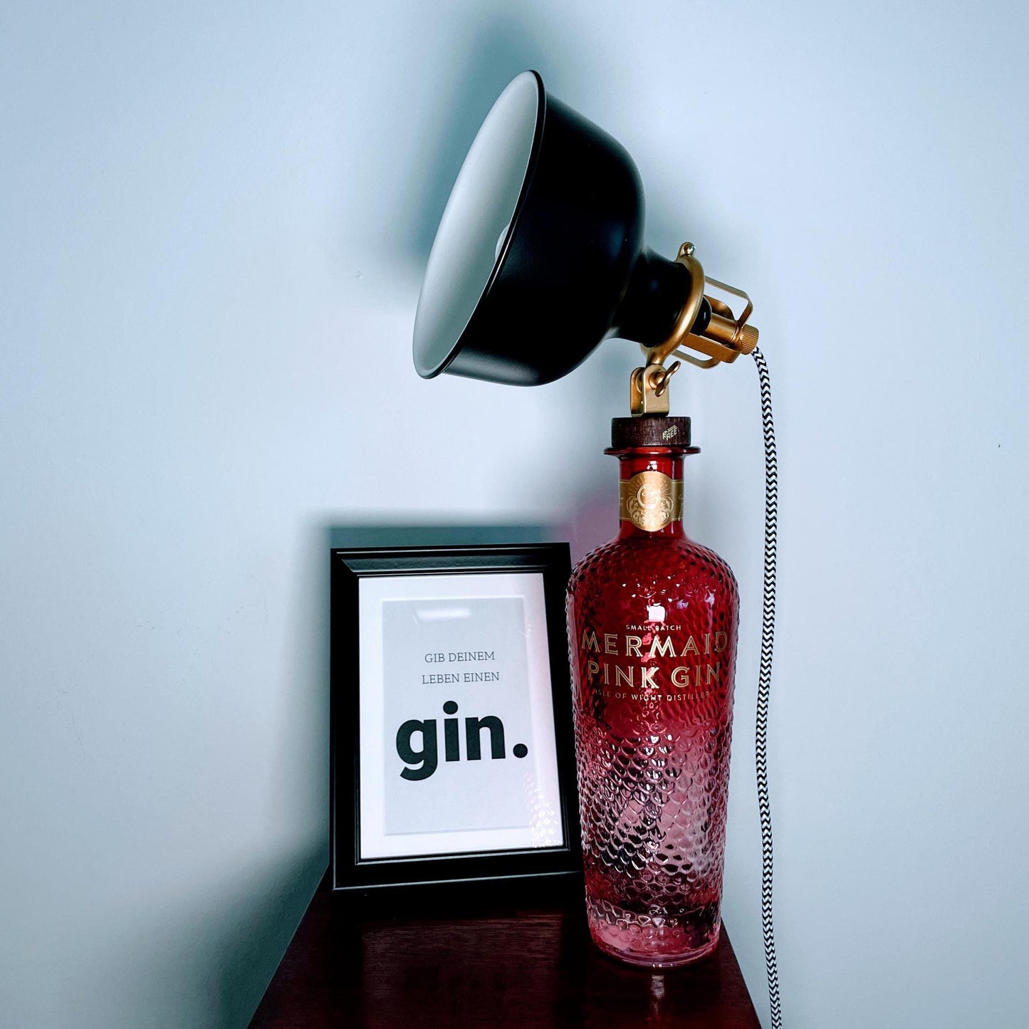 Gin Tischlampe aus echter Ginflasche – Handgemachte Design Lampe im Industrial Look – Upcycling Deko Lampe – Geschenkidee für Gin Liebhaber