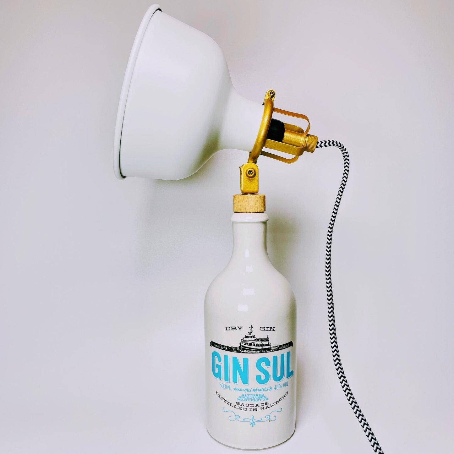 Gin Tischlampe aus echter Ginflasche – Handgemachte Design Lampe im Industrial Look – Upcycling Deko Lampe – Geschenkidee für Gin Liebhaber