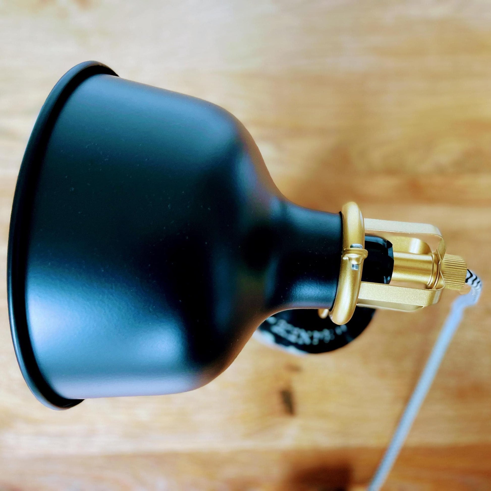 Gin Tischlampe aus echter Ginflasche – Handgemachte Design Lampe im Industrial Look – Upcycling Deko Lampe – Geschenkidee für Gin Liebhaber