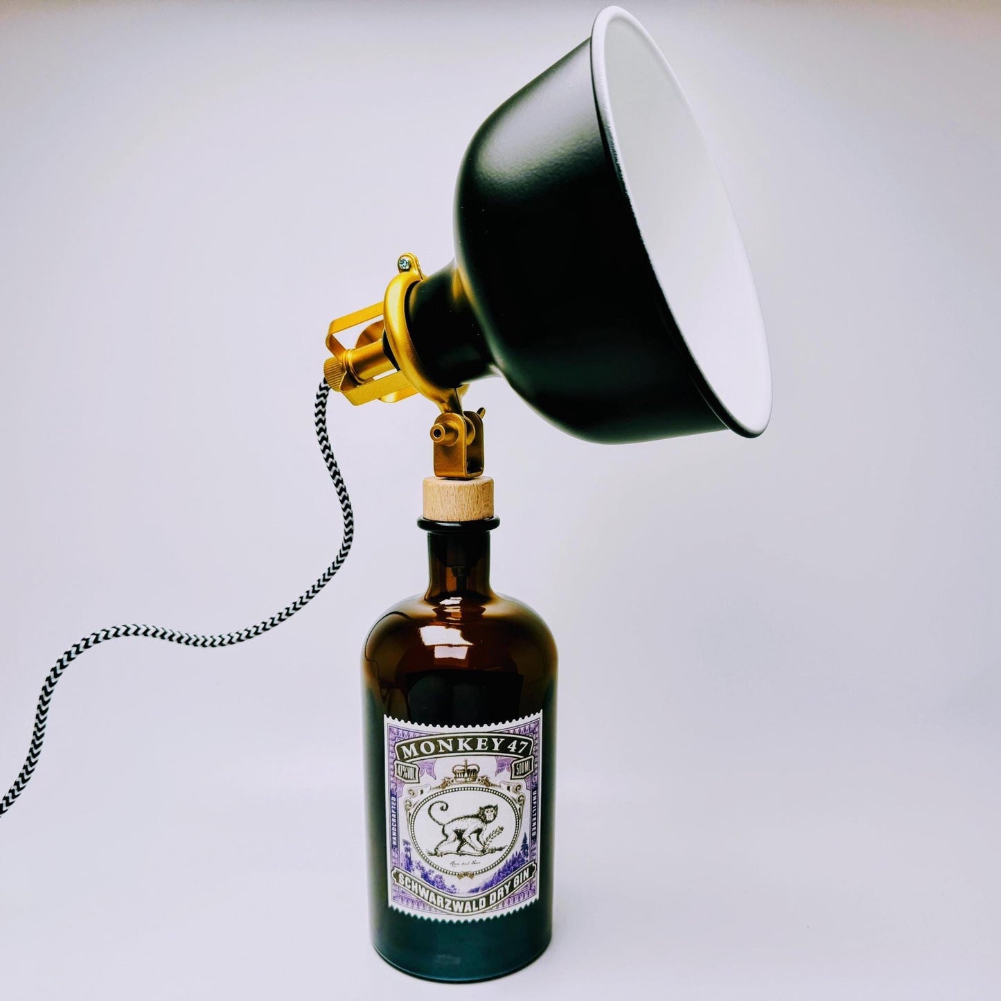 Gin Tischlampe aus echter Ginflasche – Handgemachte Design Lampe im Industrial Look – Upcycling Deko Lampe – Geschenkidee für Gin Liebhaber