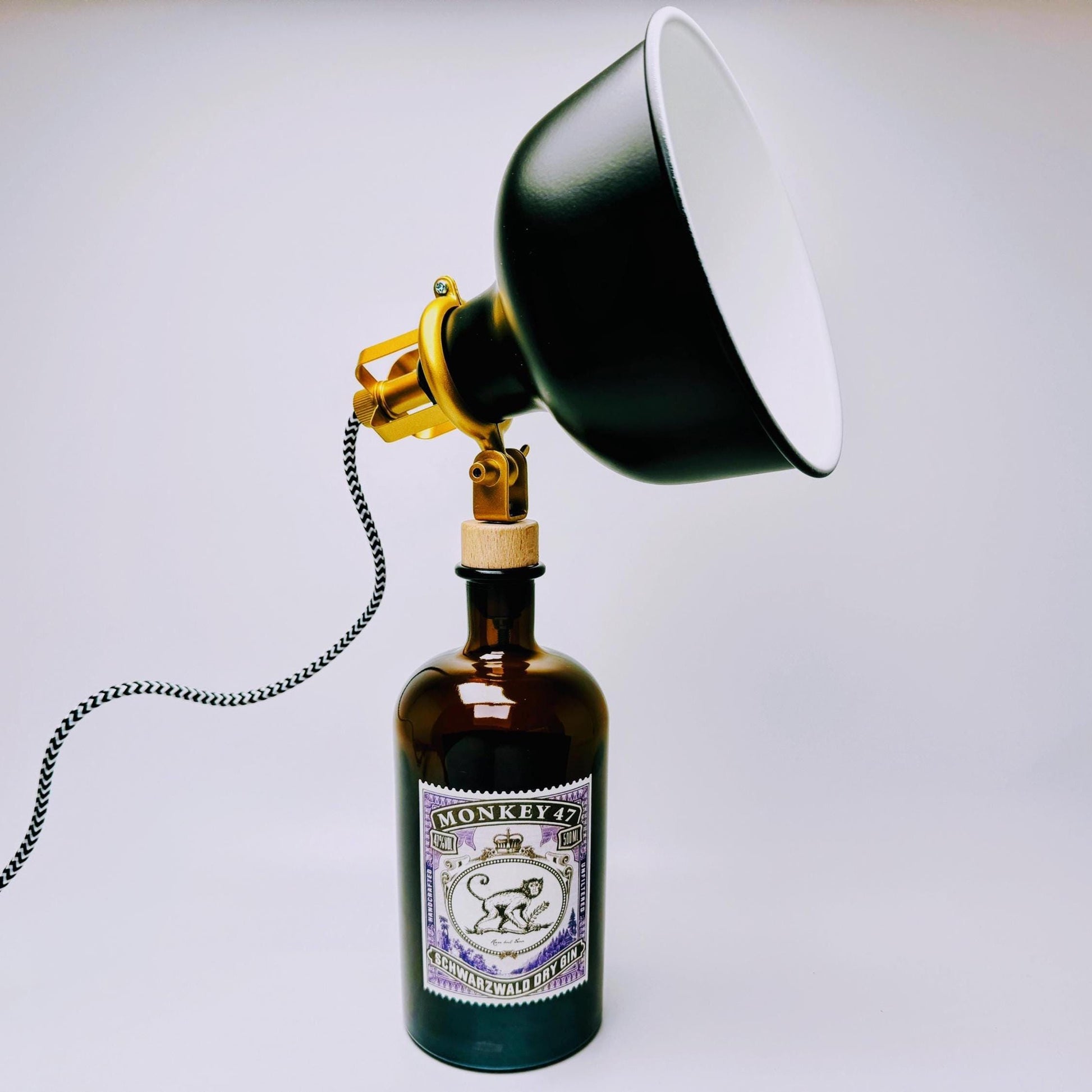 Gin Tischlampe aus echter Ginflasche – Handgemachte Design Lampe im Industrial Look – Upcycling Deko Lampe – Geschenkidee für Gin Liebhaber