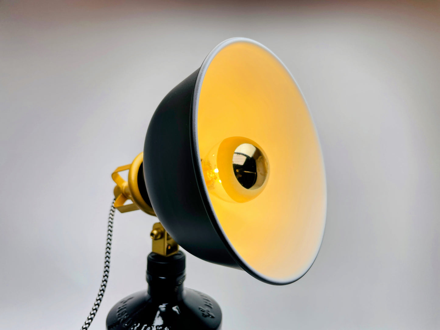 Gin Vintage-Lampen | Handgemachte nachhaltige Tischlampe aus Gin Flaschen | Einzigartige Geschenkidee | Deko-Licht | Upcycling Leuchten