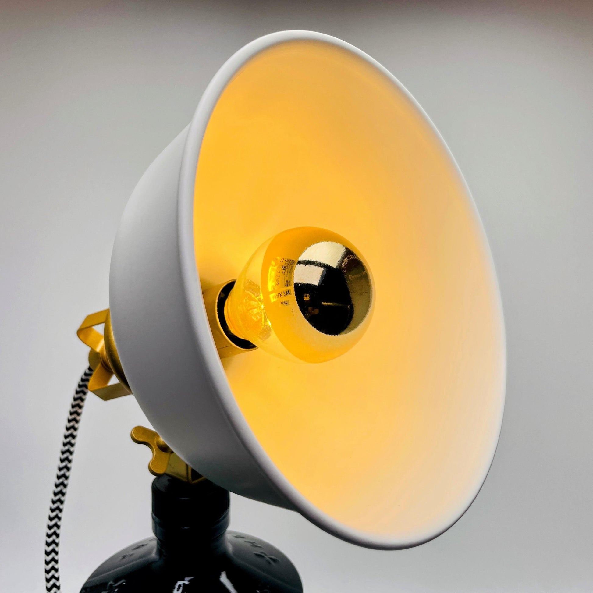 Tischlampe aus Whisky Tubes | Handgemachte Upcycling Design-Lampe für Whisky-Fans | Einzigartige Geschenkidee | Retro Licht Deko