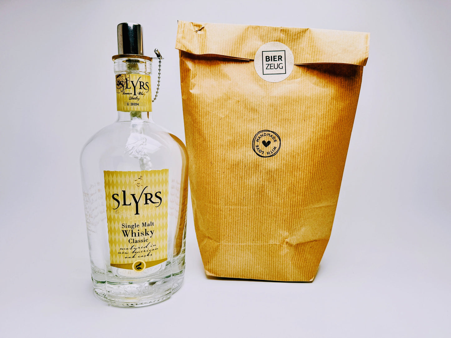 Whisky-Öllampe ”Highland Glow” | Handgefertigt aus recycelten Whiskeyflaschen | Vielseitiges Upcycling-Geschenk | Ideal für Balkon & Garten