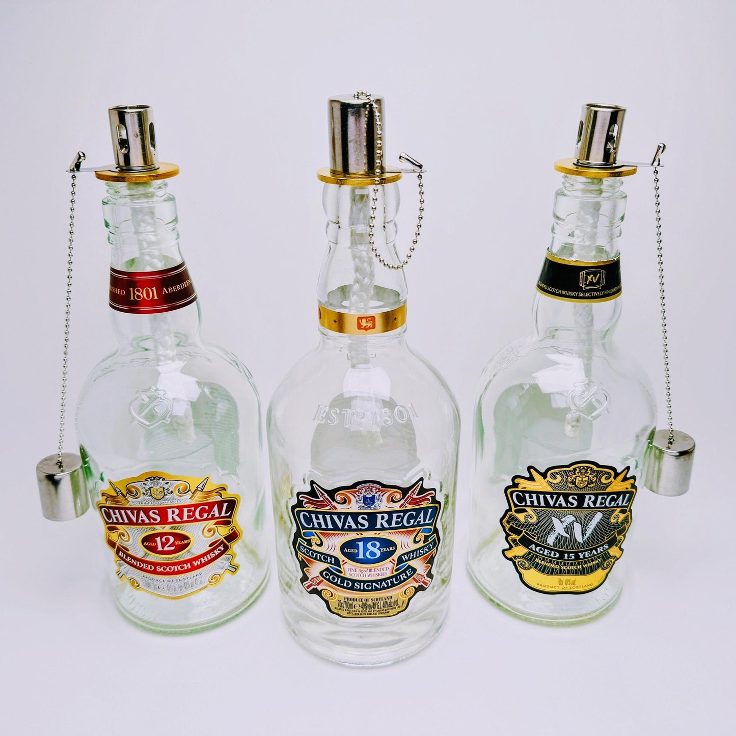 Whisky-Öllampe ”Highland Glow” | Handgefertigt aus recycelten Whiskeyflaschen | Vielseitiges Upcycling-Geschenk | Ideal für Balkon & Garten