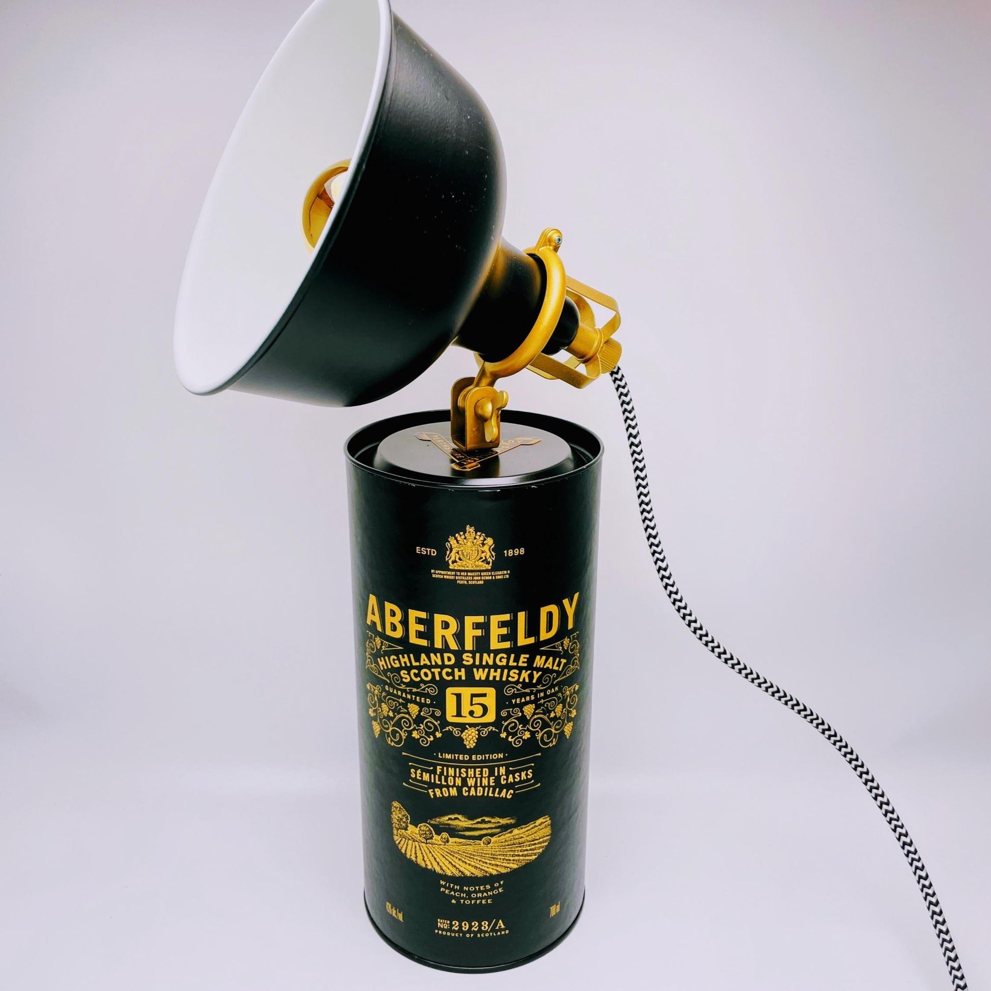 Whisky Tischlampe aus echten Tubes – Handgemachte Upcycling Design Lampe mit warmem Licht – Geschenkidee für Whisky Liebhaber