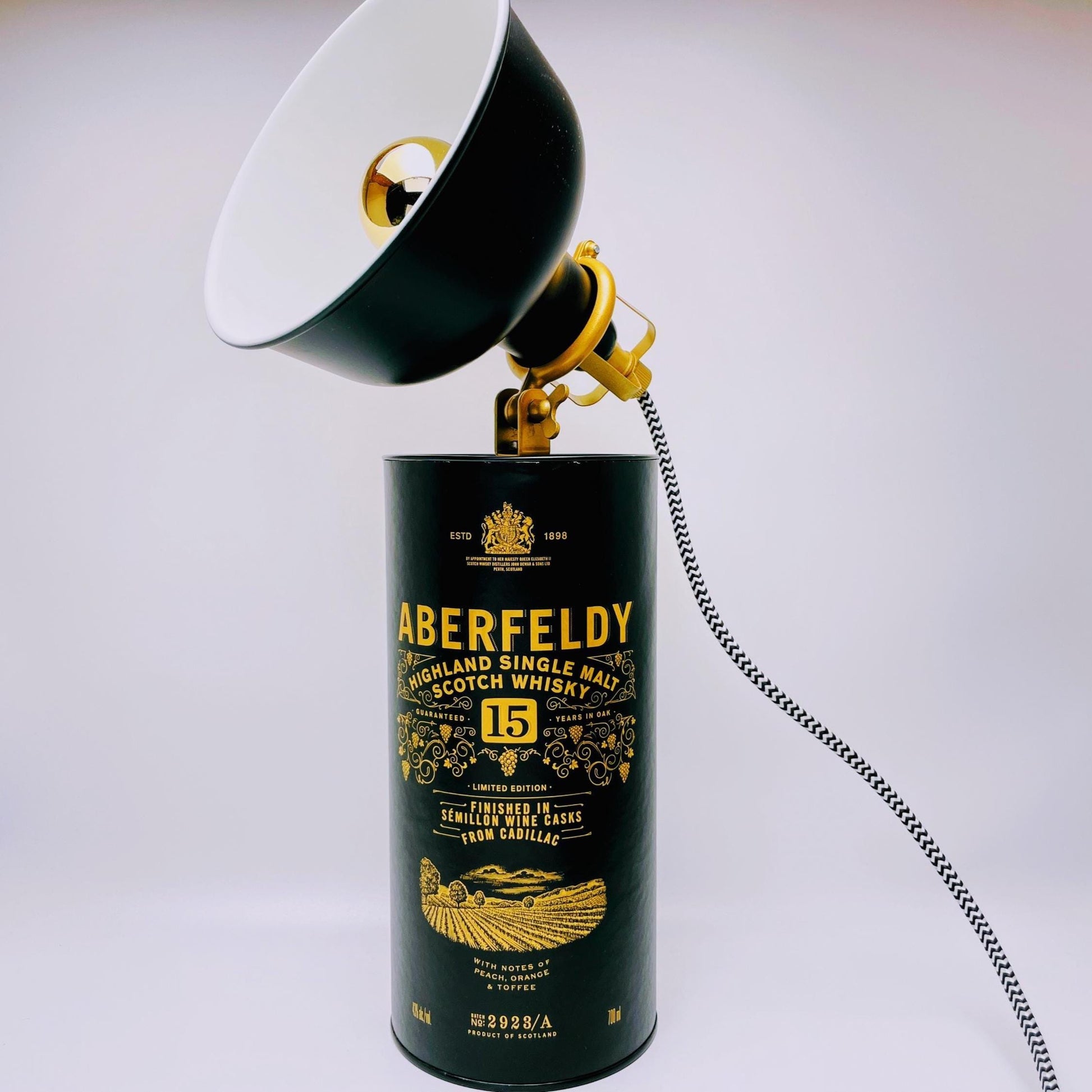 Whisky Tischlampe aus echten Tubes – Handgemachte Upcycling Design Lampe mit warmem Licht – Geschenkidee für Whisky Liebhaber