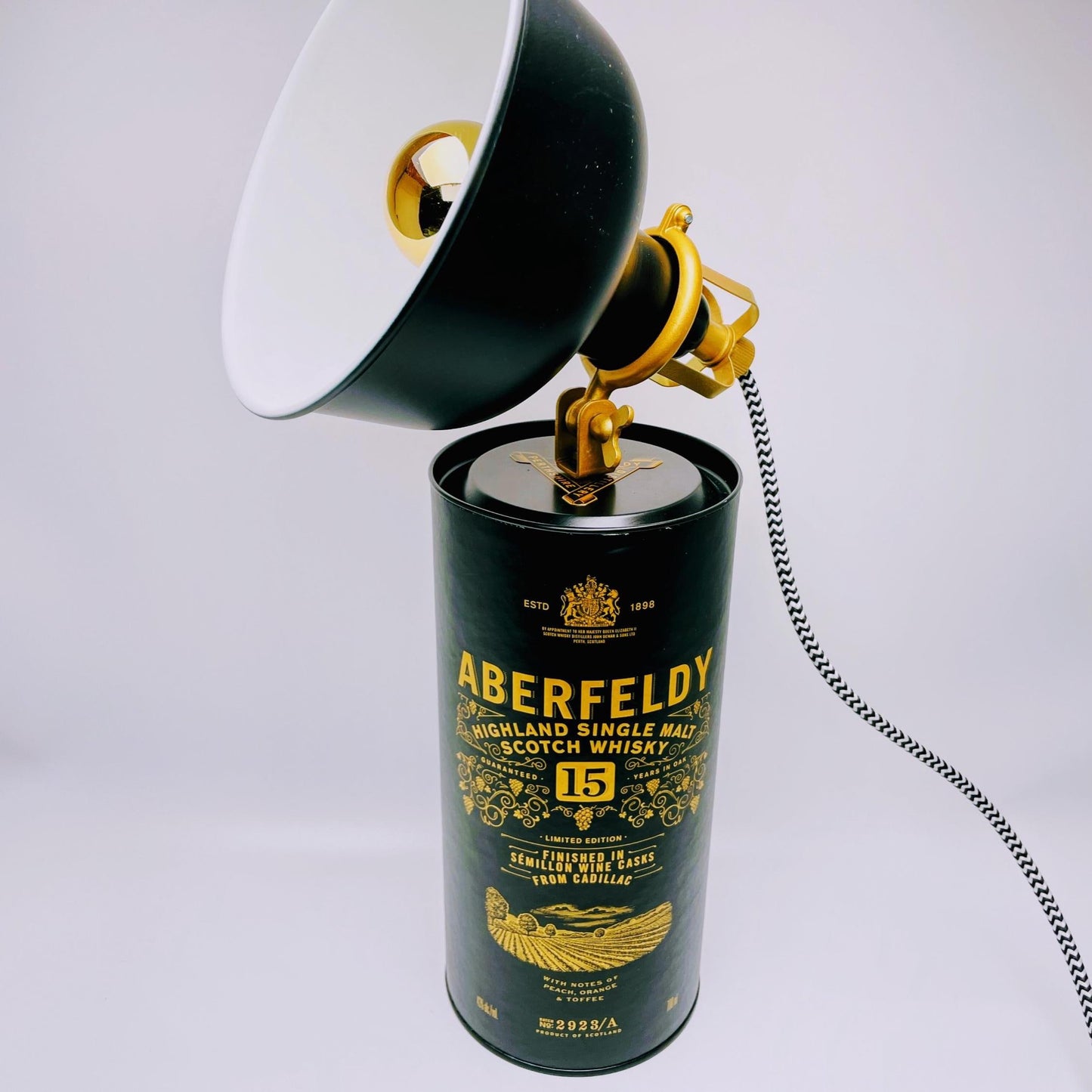 Whisky Tischlampe aus echten Tubes – Handgemachte Upcycling Design Lampe mit warmem Licht – Geschenkidee für Whisky Liebhaber