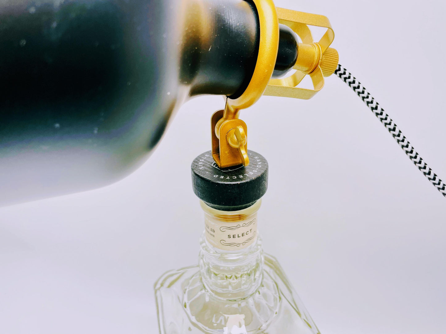 Whisky Tischlampe aus echter Whiskyflasche – Handgemachte Upcycling Design Lampe mit warmem Licht – Geschenkidee für Whisky Liebhaber