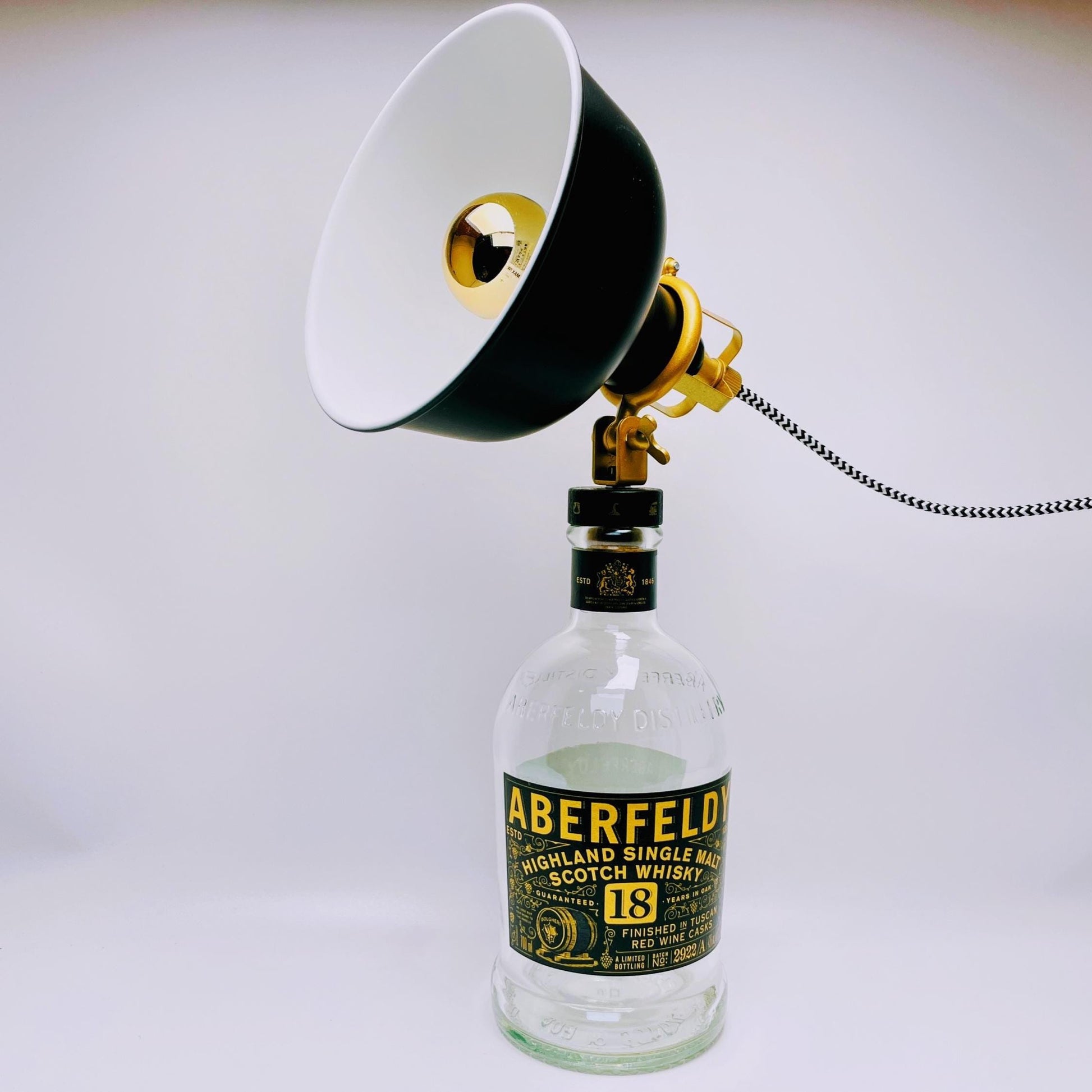 Whisky Tischlampe aus echter Whiskyflasche – Handgemachte Upcycling Design Lampe mit warmem Licht – Geschenkidee für Whisky Liebhaber