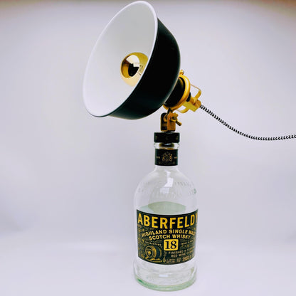 Whisky Tischlampe aus echter Whiskyflasche – Handgemachte Upcycling Design Lampe mit warmem Licht – Geschenkidee für Whisky Liebhaber