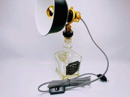 Whisky Tischlampe aus echter Whiskyflasche – Handgemachte Upcycling Design Lampe mit warmem Licht – Geschenkidee für Whisky Liebhaber